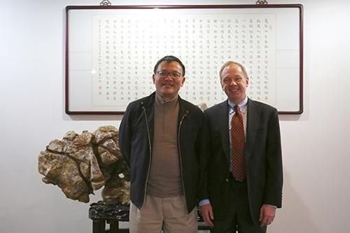 东方雨虹董事长李卫国（左）、巴菲特财务大臣Greg Clarke（右）