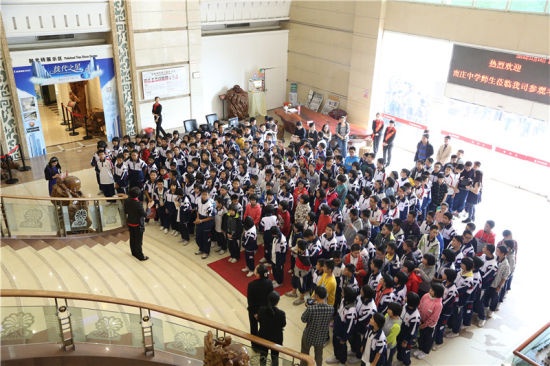 南庄中学师生450人到新明珠陶瓷集团参观学习