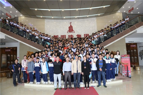 南庄中学师生450人到新明珠陶瓷集团参观学习