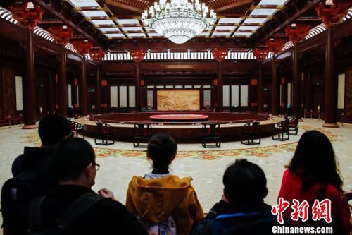 北京雁栖湖国际会议中心集贤厅内的木制家具。