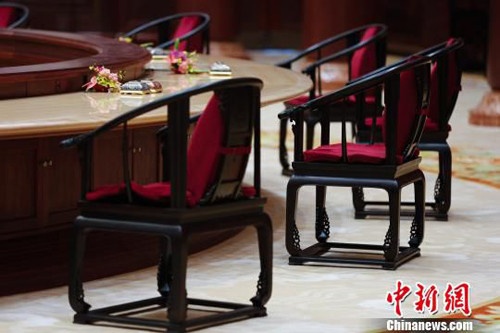 北京雁栖湖国际会议中心集贤厅内由红酸枝打造的“APEC椅”。
