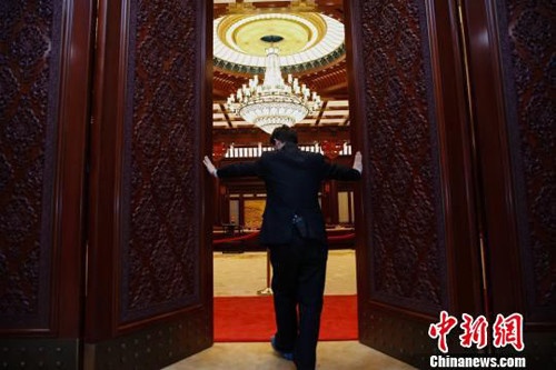 11月16日，工作人员推开3.2米高的雕花木门，北京雁栖湖APEC主会议厅映入眼帘。