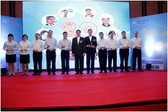 陈永坚总裁为广州港华服务年资最长的10名员工颁发纪念牌，并合影留念