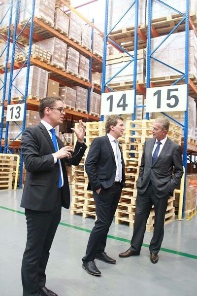 Maarten De Vries 先生向奥地利代表团一行介绍 Blum 百隆上海物流包装中心