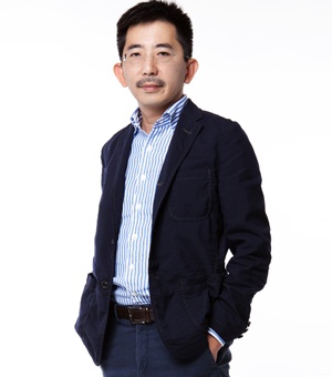 郑树芬 （Simon Chong） 香港著名设计师，英国诺丁汉大学硕士。郑树芬(Simon Chong)先生置身于中华民族文化的研究，被媒体誉为亚洲最能将中西文化融入当代设计的香港设计大师。90年代初，他毅然辞去摩根大通的高薪职务，在香港创立了自己的第一家设计公司，如今在全国拥有多家设计事务所。经过20多年的发展成功打造过无数个具有国际精品的项目，将中西文化融合做到了极致，同时以其“内敛惊艳”的设计手法完成了诸多明星及社会名流的豪宅官邸。其设计作品遍布中国、日本、东南亚、欧洲等地，其以“雅”的特色赢得客户高度赞赏，并在业界享有非常好的信誉和口碑，设计作品屡获设计界殊荣，同时也受到国内外媒体的广泛关注，并分别于2004年及2006年发行自己的作品集《居室韵律》《构》。