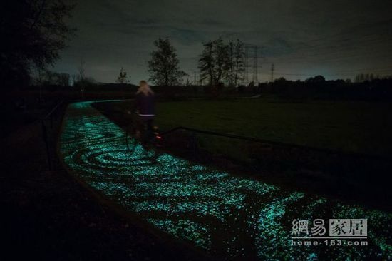 脚踩星空，会发光的路