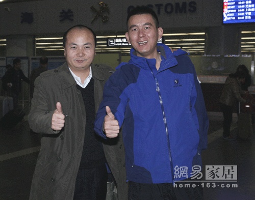 吴秀峰（左）与华耐总裁贾峰（右）合影