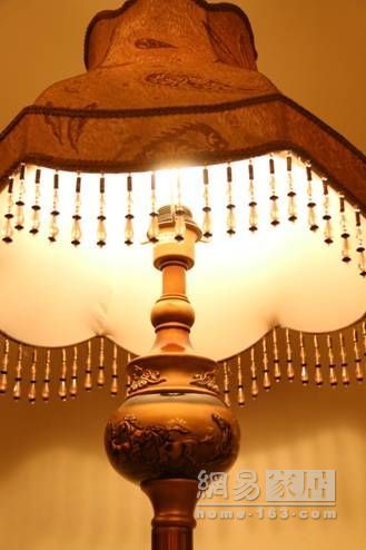 万隆汇洋丽都展厅的台灯，刻有《八骏图》，有着鲜明的时代印记