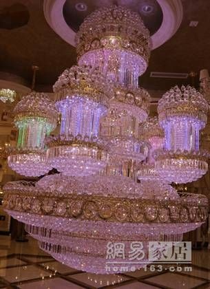 万隆汇洋丽都展厅的“宝塔”大型吊灯，水晶柱里的气泡自动变色，如时装秀一般