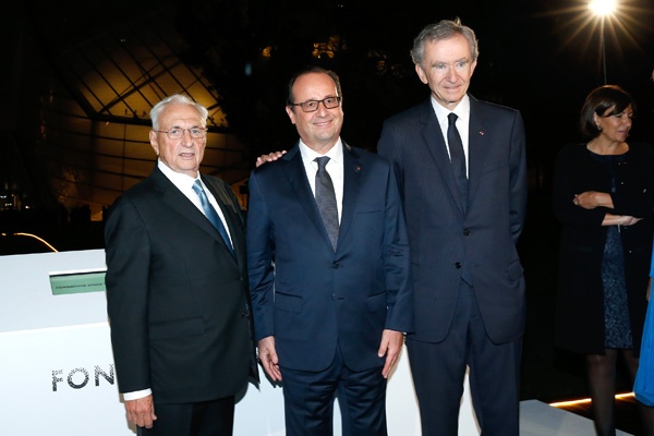 左起：基金会大楼建筑师Frank Gehry、法国总统François Hollande和路威酩轩集团主席兼首席执行官Bernard Arnault。
