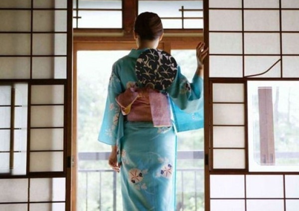 揭开日本女人家居华美和服底下的秘密