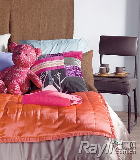 色彩丝绸让卧室摆脱单调更添华丽感