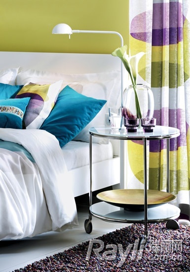 白色、黄绿和蓝色成就清新自然的卧室氛围