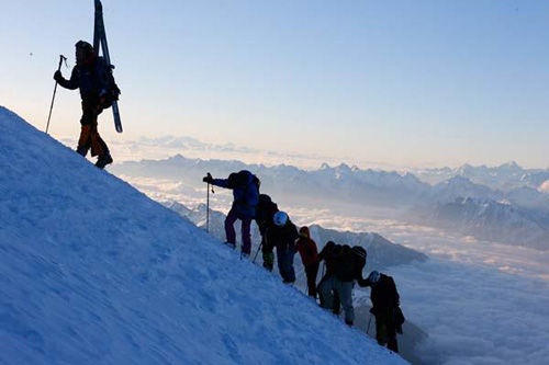 华耐登山队攀登厄尔布鲁士峰途中
