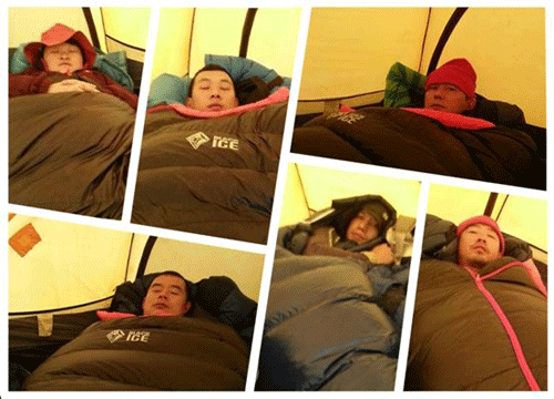 华耐登山队的队员们窝在睡袋里感受着难得的温暖。（有没有觉得大家都萌萌哒~）