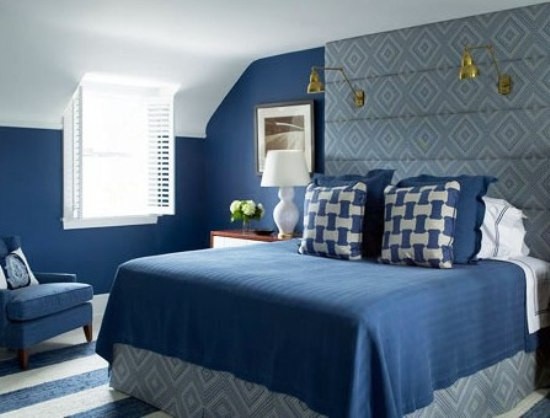 以深蓝为主，卧室彷如沉浸在一片蓝色的海洋里