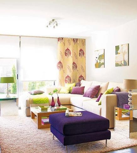 在这个客厅里最耀眼的是一张紫色的沙发