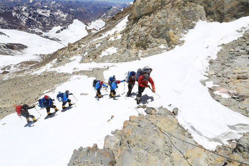 华耐登山队登顶6964米南美之巅阿空加瓜