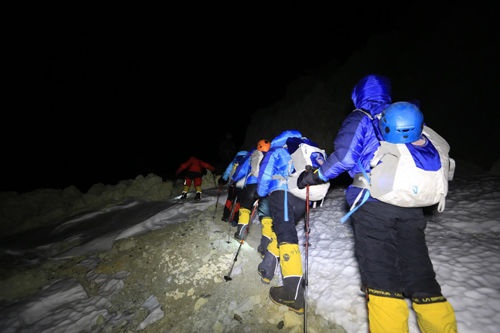 华耐登山队登顶6964米南美之巅阿空加瓜