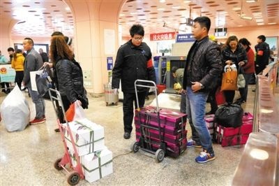 北京10号线三站限制行李“身材”