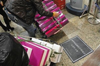 北京10号线三站限制行李“身材”