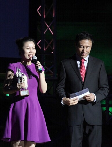 左：CAMERICH(锐驰)品牌运营总监王艳宁女士；右：主持人 王洛勇先生
