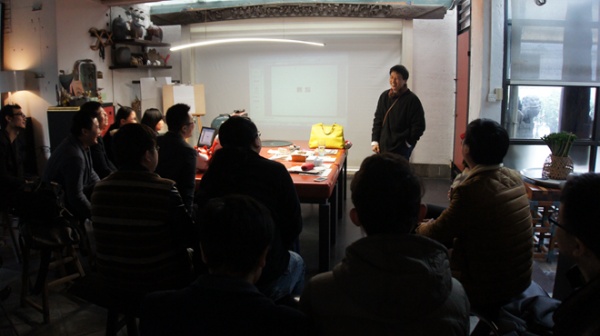 互动环节，崔华峰与青年设计师们打成一片