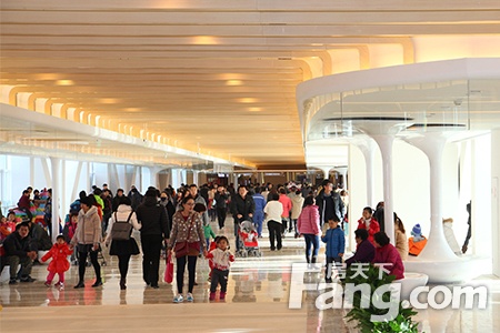 龙湖天街系首入一线城市 开幕首日客流量达21万