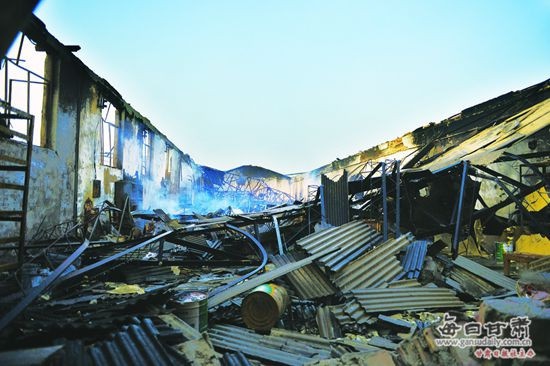  一场大火过后，库房被烧毁，整个家具厂一片狼藉。