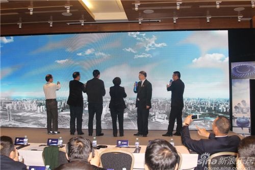 嘉宾上台‘扫除灰霾，描绘蓝天’，共同启动2014中国燃气用具蓝焰论坛