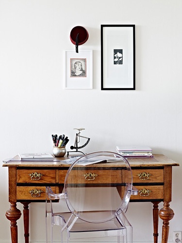 复古的书桌与透明椅的奇特搭配，凸显了屋主的随意性格