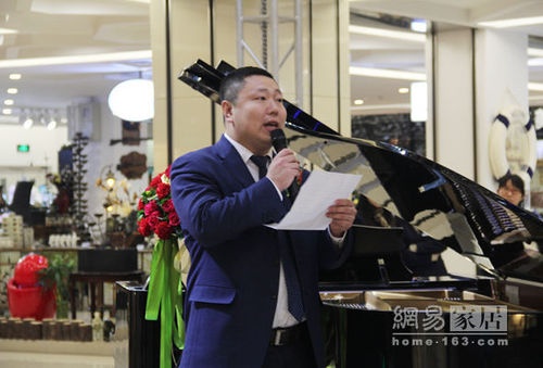 靓屋十里河店业务经理刘哲为画展开幕致辞。