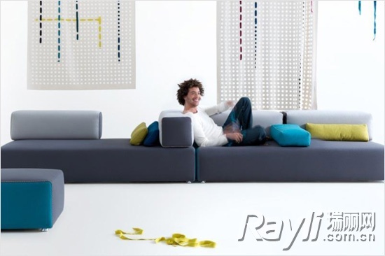 沙发Ponton，带滑动的立体组件可产生无尽组合，能最大化地延展空间。