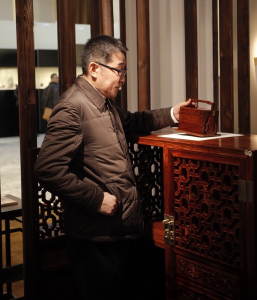 大家之家当代古典黄花梨家具在2014年北京保利秋季拍卖会上预展，古典家具研究者、收藏家海岩先生现身现场 