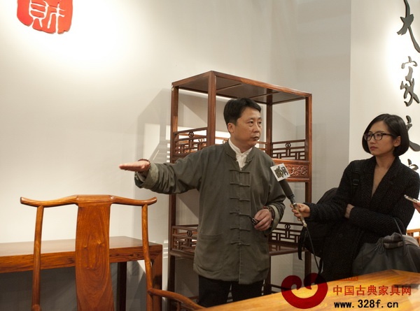 古典家具研究学者谭向东在拍卖会预展现场解读黄花梨家具的文化与收藏价值