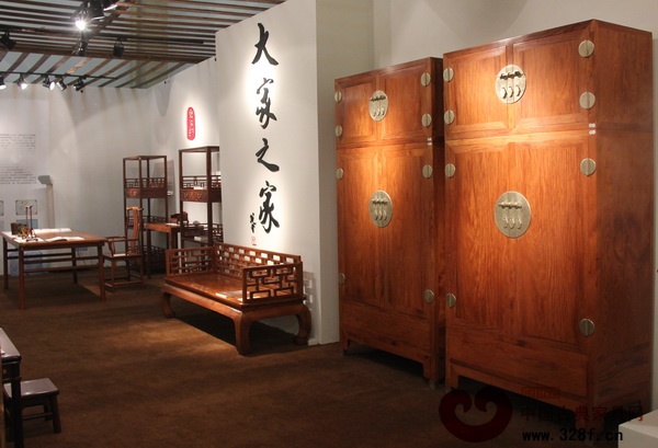 大家之家当代古典黄花梨家具2014年北京保利秋季拍卖会预展现场 