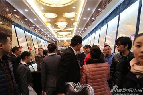 业主们将展厅围得水泄不通