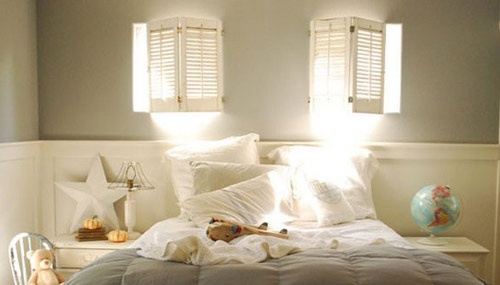浅色的床品，再加上温暖明媚的晨光，总是暖意满满