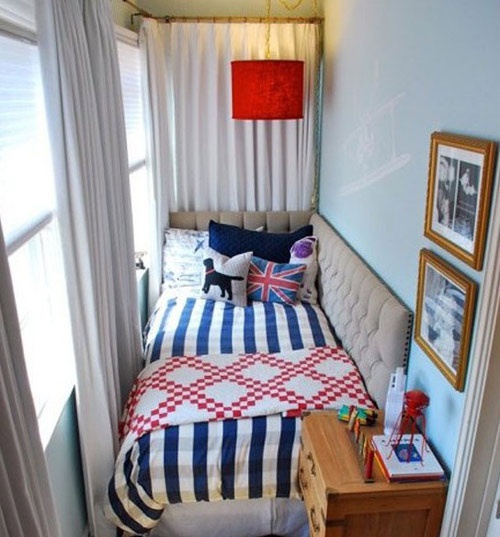 蓝白条纹以及红色的床品选取，让小空间更为出彩