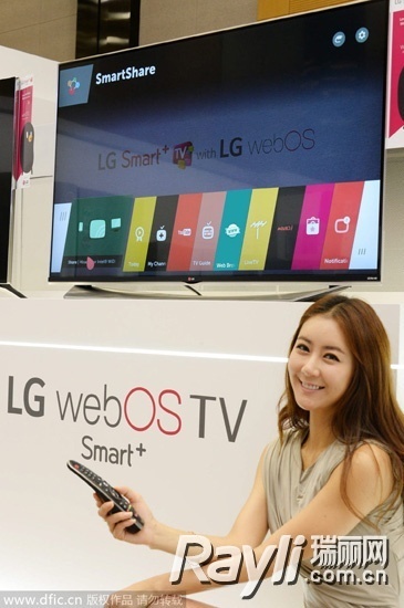 模特展示LG升级版的web OS智能电视