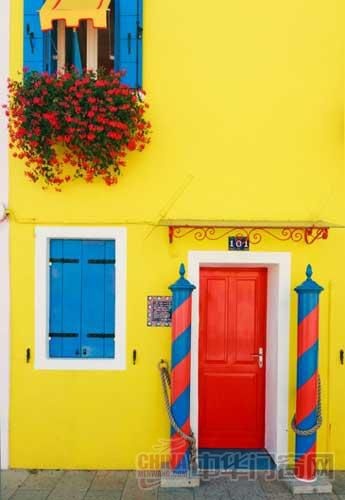 百里挑一一款彩色木门 让家变成干净明快的炫彩场地