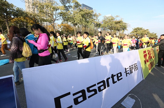 图二：一起跑 慢慢爱 卡萨帝陪伴厦马4.5万名跑者跑完全程。