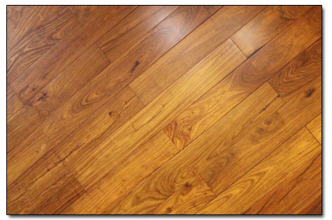 本期评测产品：安信非洲花梨美式古典系列实木地板