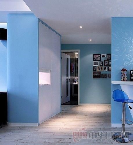 蓝色风格室内木门装修 清爽简约的生活空间