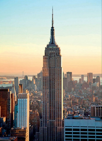 帝国大厦是一栋超高层的现代化办公大楼，地上建筑有381 米高，始建于1930 年3 月，是当时使用材料最轻的建筑，建成于西方经济危机时期，成为美国经济复苏的象征，也是纽约的标志。