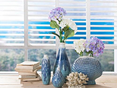这么具有魅力的蓝，在陶瓷花器上以浑然天成的姿态形成丰富的层次