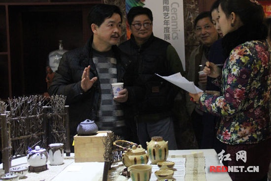 湖南省美术家协会陶瓷艺术专业委员会的专家们评比参展作品。