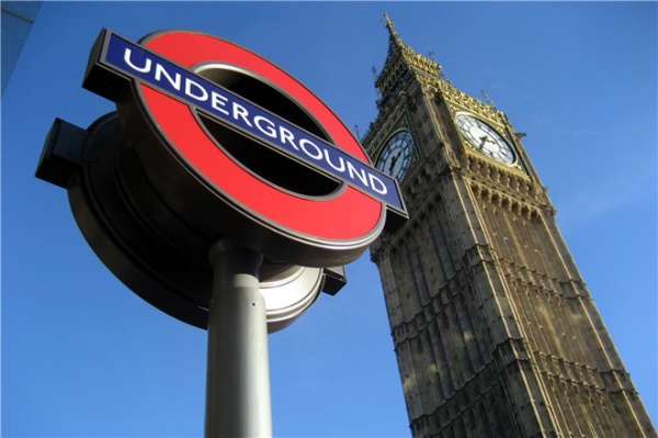 伦敦地铁站标志，鲜明的色彩配置与站名字体，清晰易懂