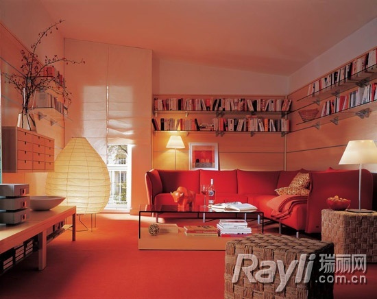 客厅里添置红色沙发等家具