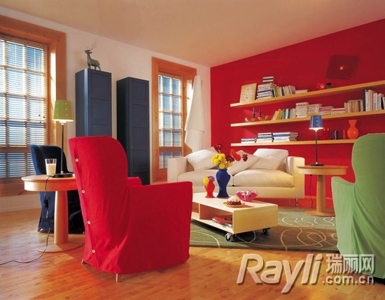 客厅刷个大红墙+给沙发椅换个红外衣